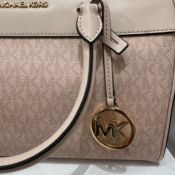 MICHAEL KORS TRAVEL MEDIUM DUFFEL SATCHEL / CROSSBODY LIGHT POWDER BLUSH COLOR - Picture 9 of 16